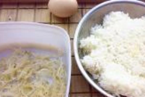 银鱼干蛋炒饭的做法图解1