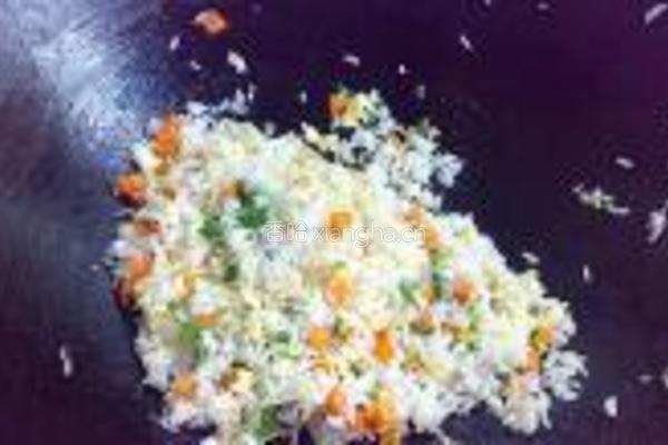 银鱼干蛋炒饭的做法图解8