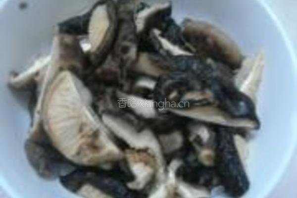 香菇炒鸡蛋的做法图解1