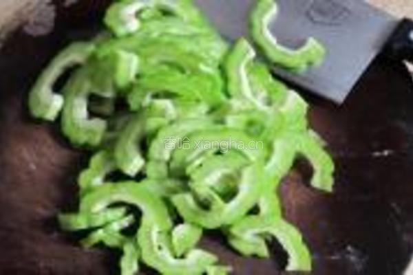鱼干煮苦瓜的做法图解2