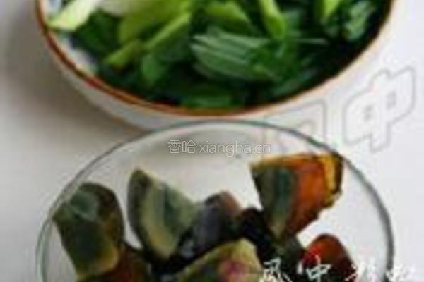 青蒜炒皮蛋的做法图解1