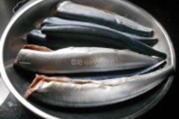 蒜烤秋刀鱼的做法图解1
