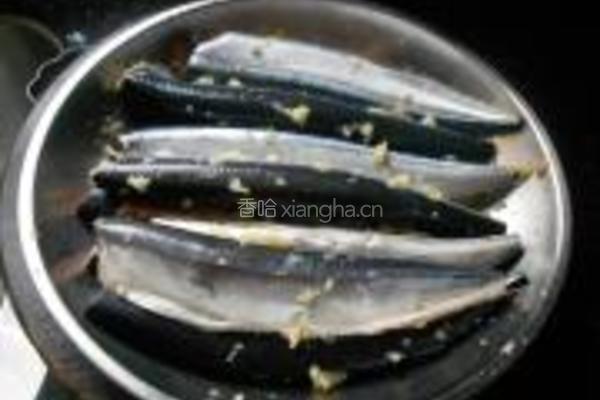 蒜烤秋刀鱼的做法图解3