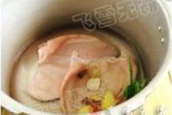 青椒炒猪耳的做法图解2