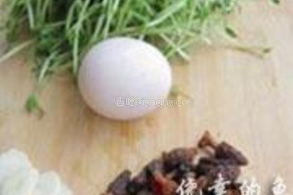 羊肚菌浓汤煨豆苗的做法图解1