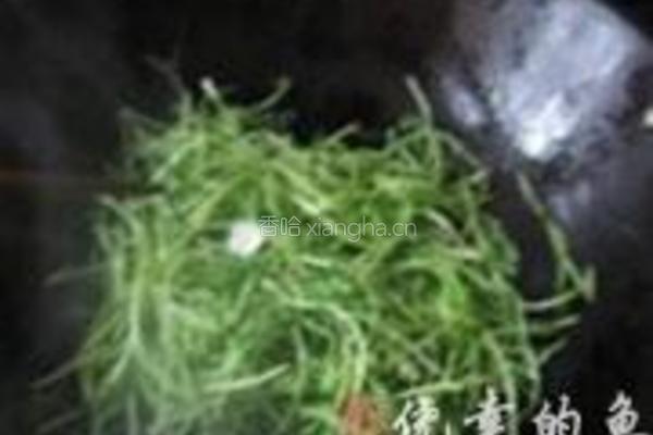 羊肚菌浓汤煨豆苗的做法图解2