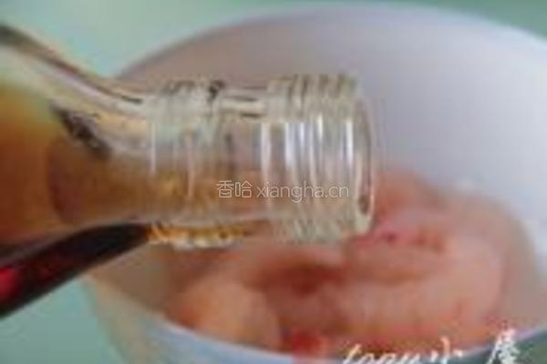 香蕉鲜虾卷的做法图解1