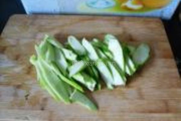 蛇瓜紫菜汤的做法图解2