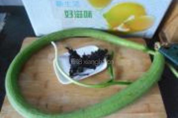 蛇瓜紫菜汤的做法图解1