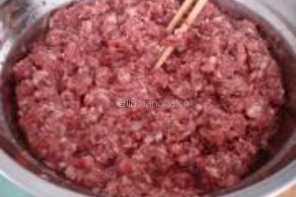 红萝卜牛肉饺的做法图解2