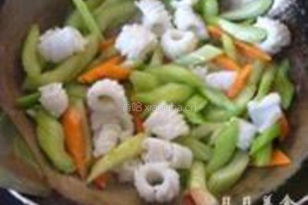 西芹炒鱿鱼花的做法图解5