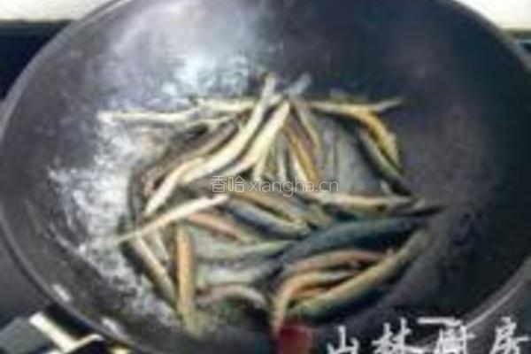 泥鳅雪菜蚕豆汤的做法图解2