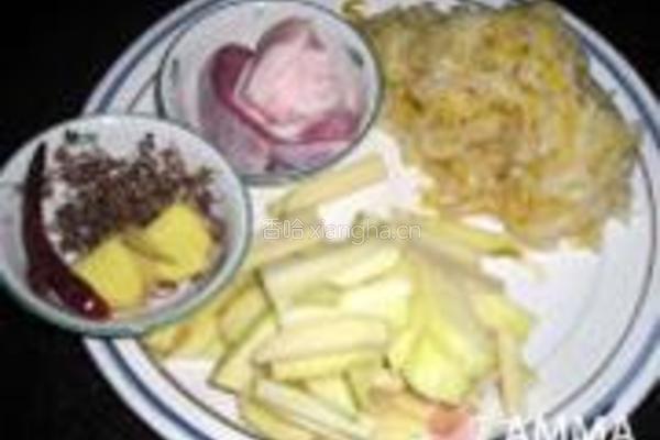酸菜白肉熬土豆的做法图解1
