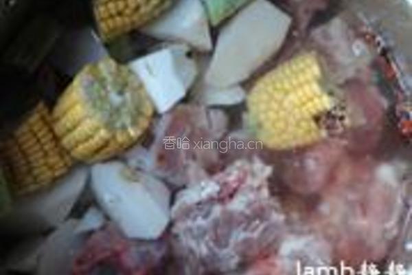 玉米排骨汤的做法图解3