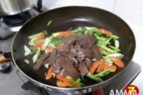 青蒜胡萝卜炒鸭血的做法图解7