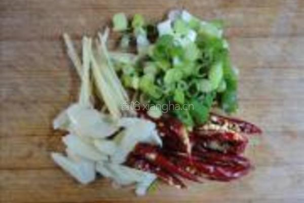 青椒茭白炒肉丝的做法图解3