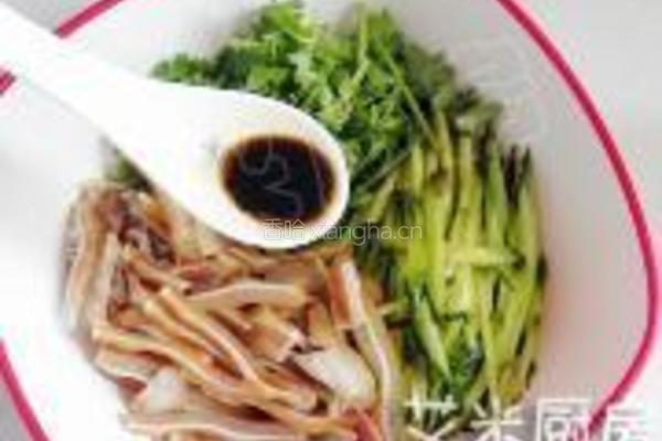 红油黄瓜拌耳丝的做法图解7