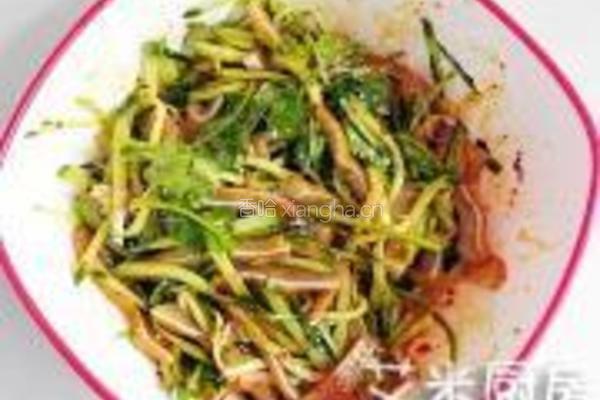 红油黄瓜拌耳丝的做法图解9