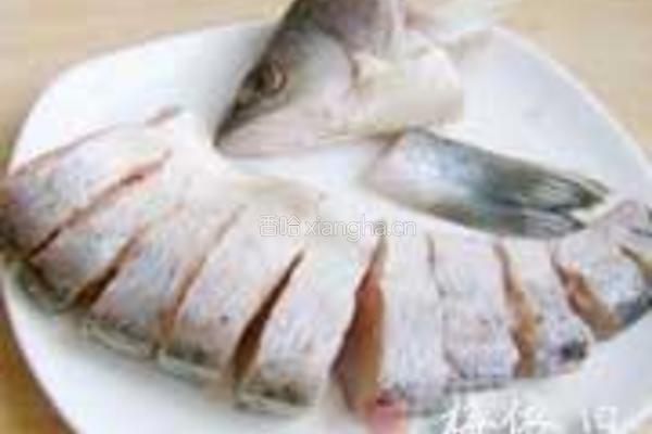 香辣豆豉蒸鲈鱼的做法图解2