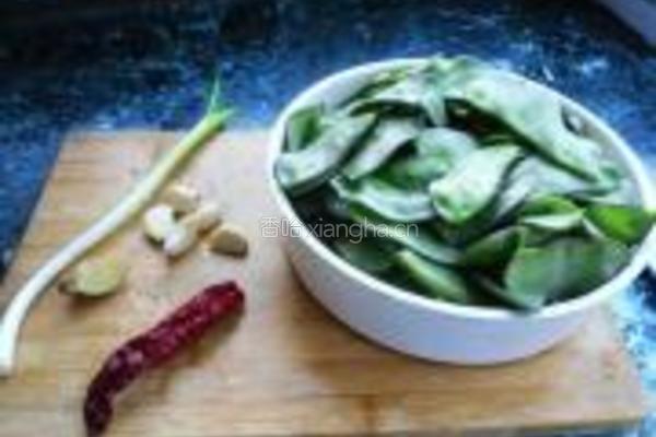 鱼香扁豆的做法图解1