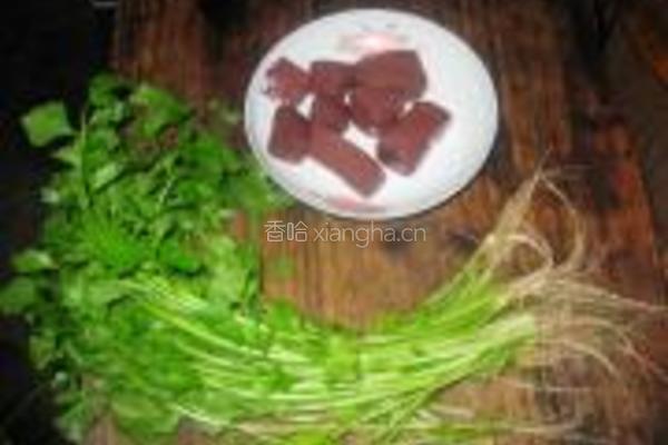 芹菜炒猪红的做法图解1