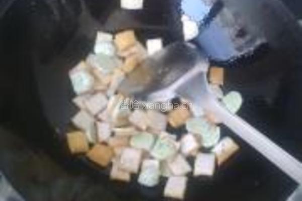 海鲜风辣白菜炒饭的做法图解3