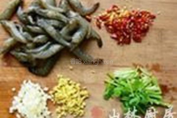 辣炒河虾的做法图解1