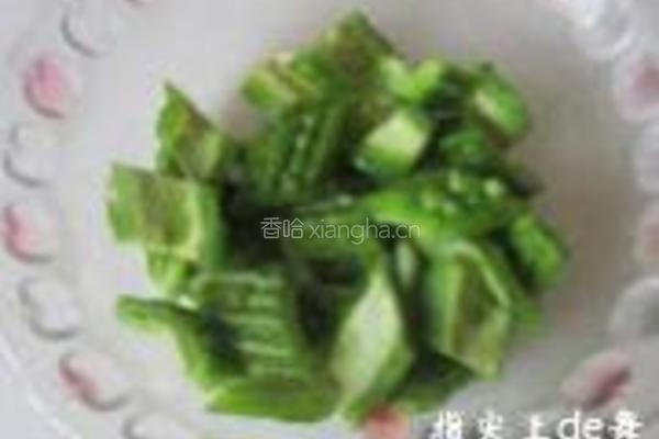 香菠凉瓜炒鸡片的做法图解2