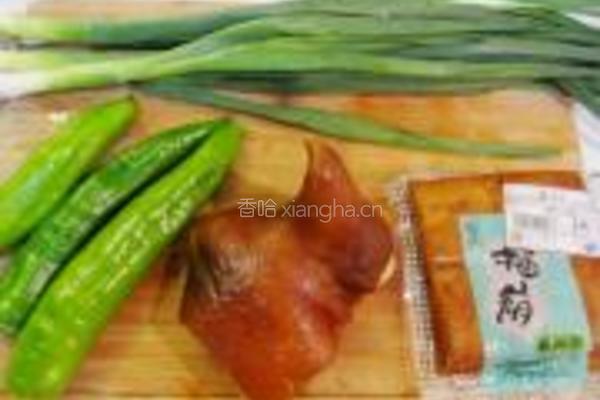 蒜苗炒香干猪耳的做法图解1