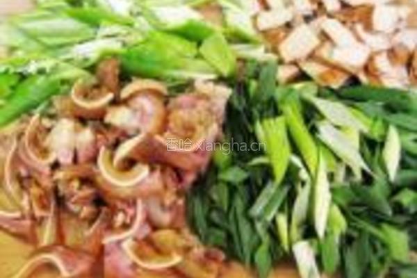 蒜苗炒香干猪耳的做法图解2