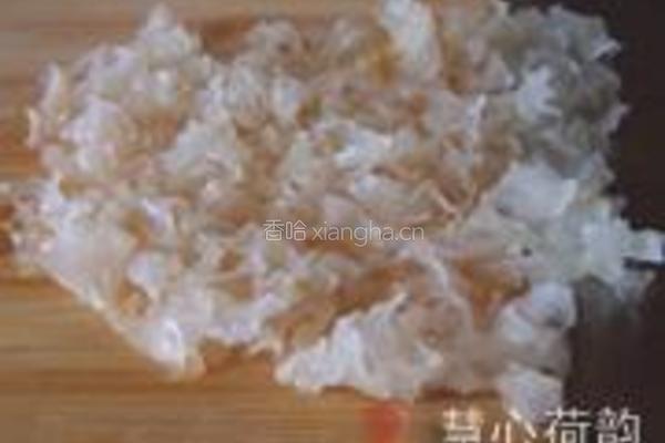 银耳香梨甘蔗罗汉果蜂蜜茶的做法图解2