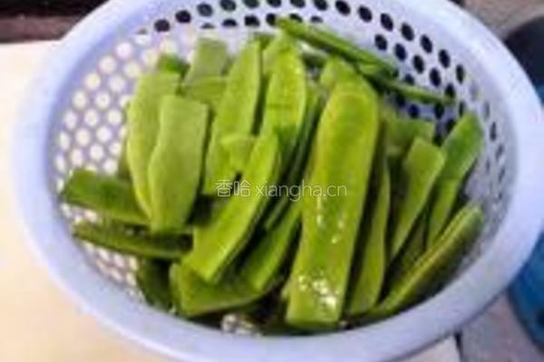 酱汁扁豆的做法图解2