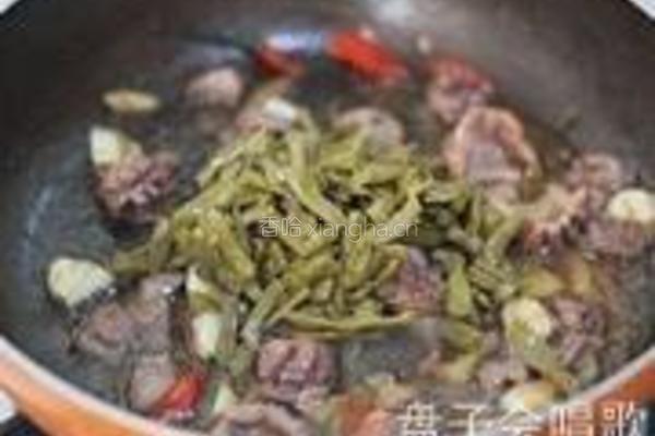 蒜苗酸豇豆爆鸡杂的做法图解10
