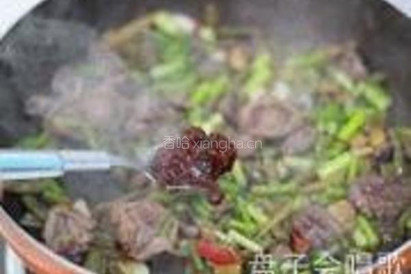 蒜苗酸豇豆爆鸡杂的做法图解12