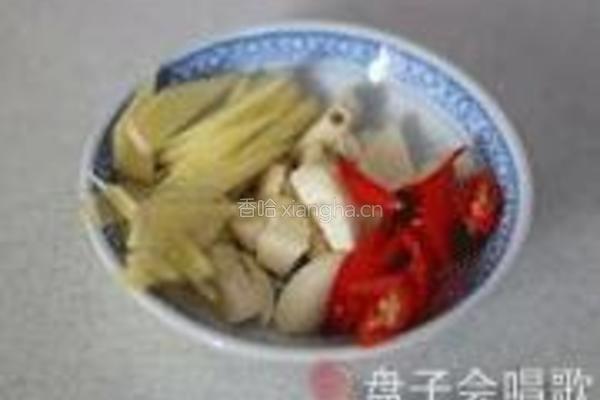 蒜苗酸豇豆爆鸡杂的做法图解2