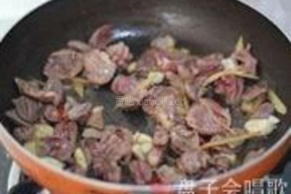 蒜苗酸豇豆爆鸡杂的做法图解9