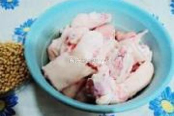 黄豆炖猪脚的做法图解1