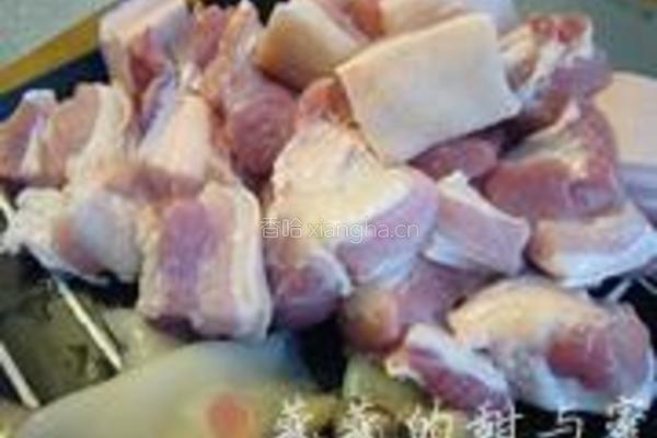 鹌鹑蛋鱿鱼红烧肉的做法图解1