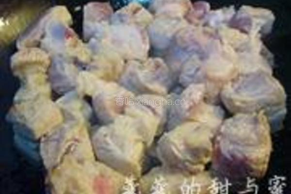 鹌鹑蛋鱿鱼红烧肉的做法图解2