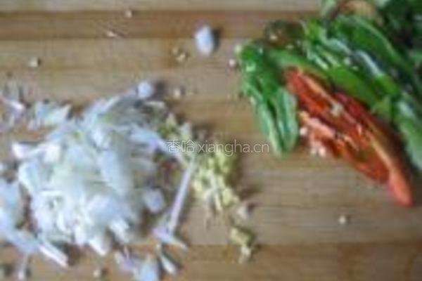 青椒榨菜炒牛肉的做法图解2