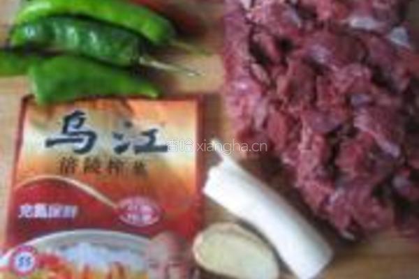 青椒榨菜炒牛肉的做法图解1
