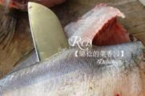 花鲢鱼片豌豆尖汤的做法图解2
