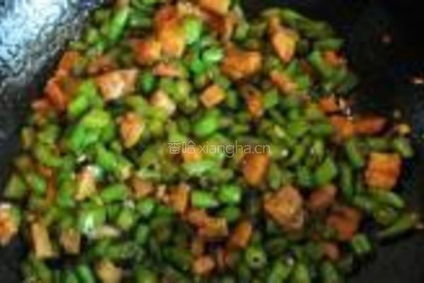 四季豆炒熟肉丁的做法图解10