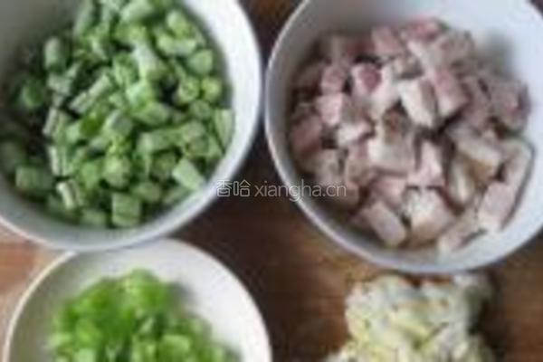 四季豆炒熟肉丁的做法图解2