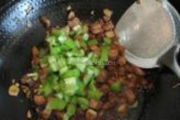 四季豆炒熟肉丁的做法图解7