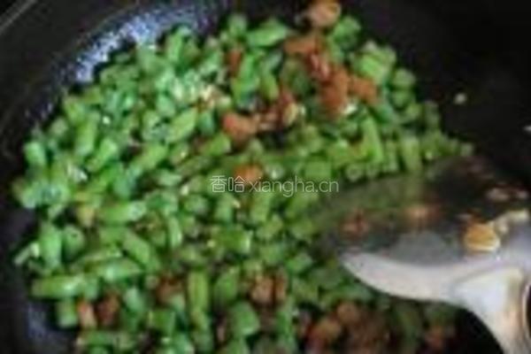 四季豆炒熟肉丁的做法图解8