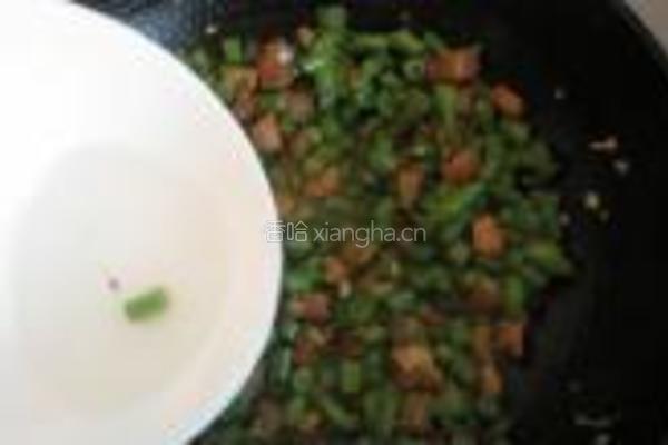 四季豆炒熟肉丁的做法图解9