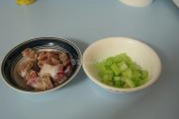 芹菜炒鸡胗的做法图解1