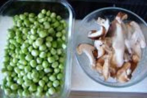香菇豌豆杂炒的做法图解1
