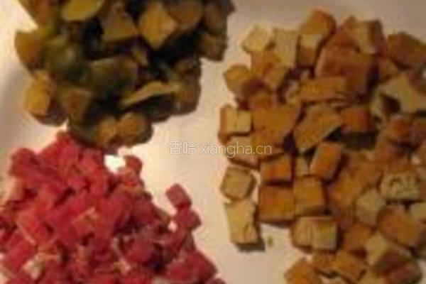 榨菜豆丁的做法图解1